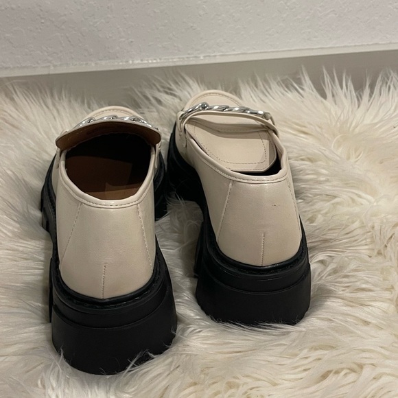 No Boundaries Round Toe Metal Chain Decor Loafers Shoes size 8 Like New - Picture 3 of 7